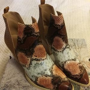 Fisace V cut out ankle boot